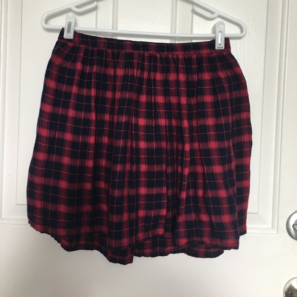 3/$12💜Black/Red Pleated Skirt